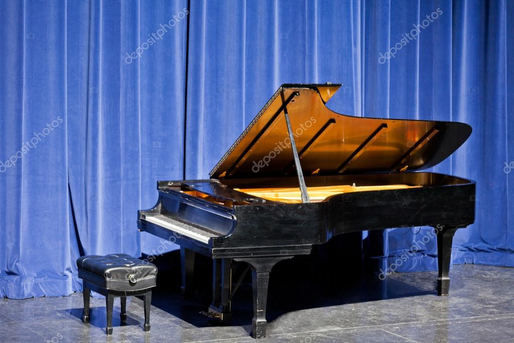 Pianista in recital solistico su un palcoscenico