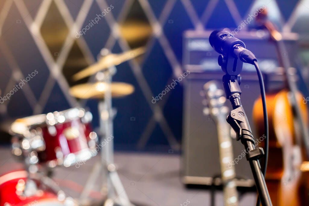 Premiazione di un giovane cantante lirico su un palco