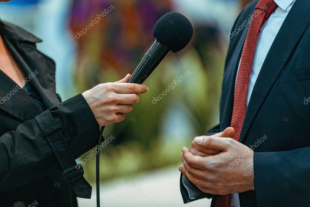 Giornalista che intervista un artista dopo un concerto