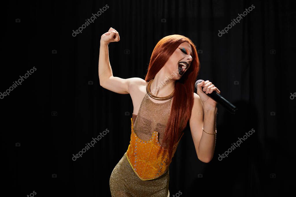Artisti sul palco durante una performance musicale