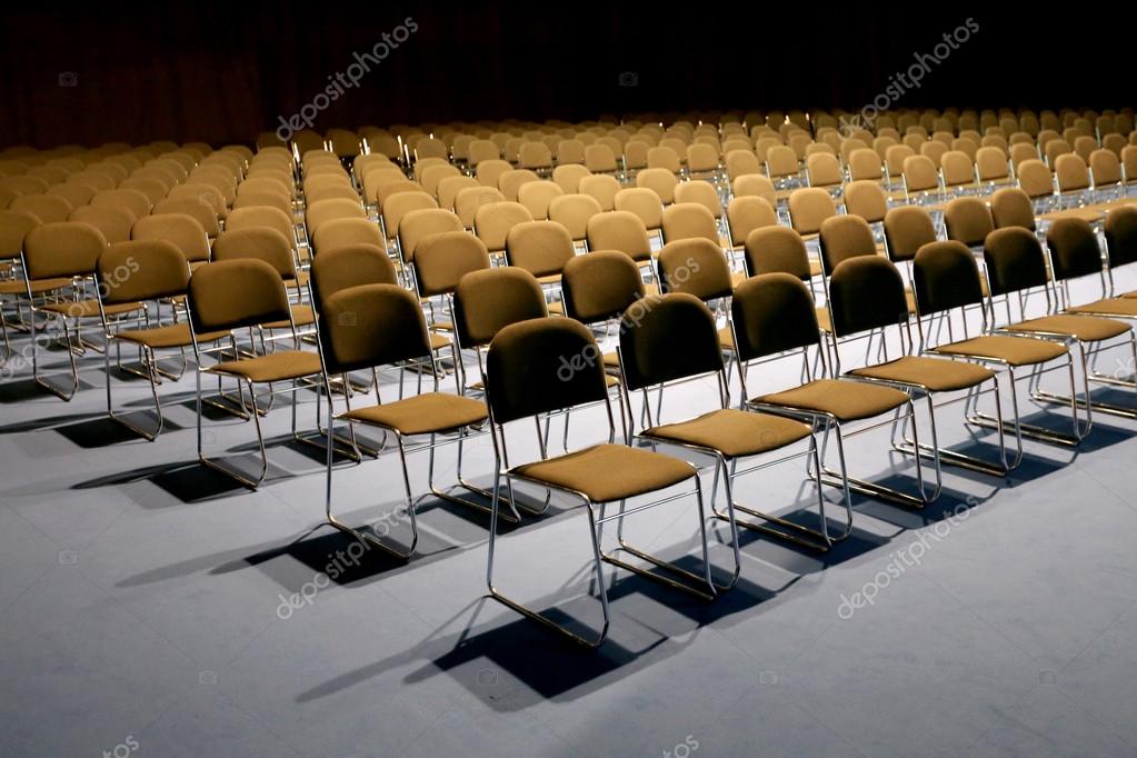 Convegno con pubblico e relatori in sala