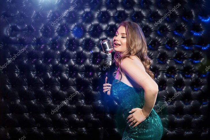 Giovane cantante lirico durante l’esecuzione di un’aria
