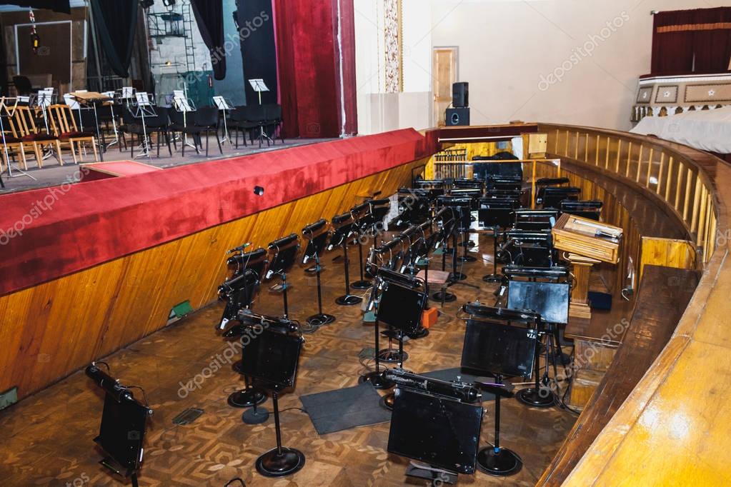 Direttore e orchestra durante la serata finale del concorso