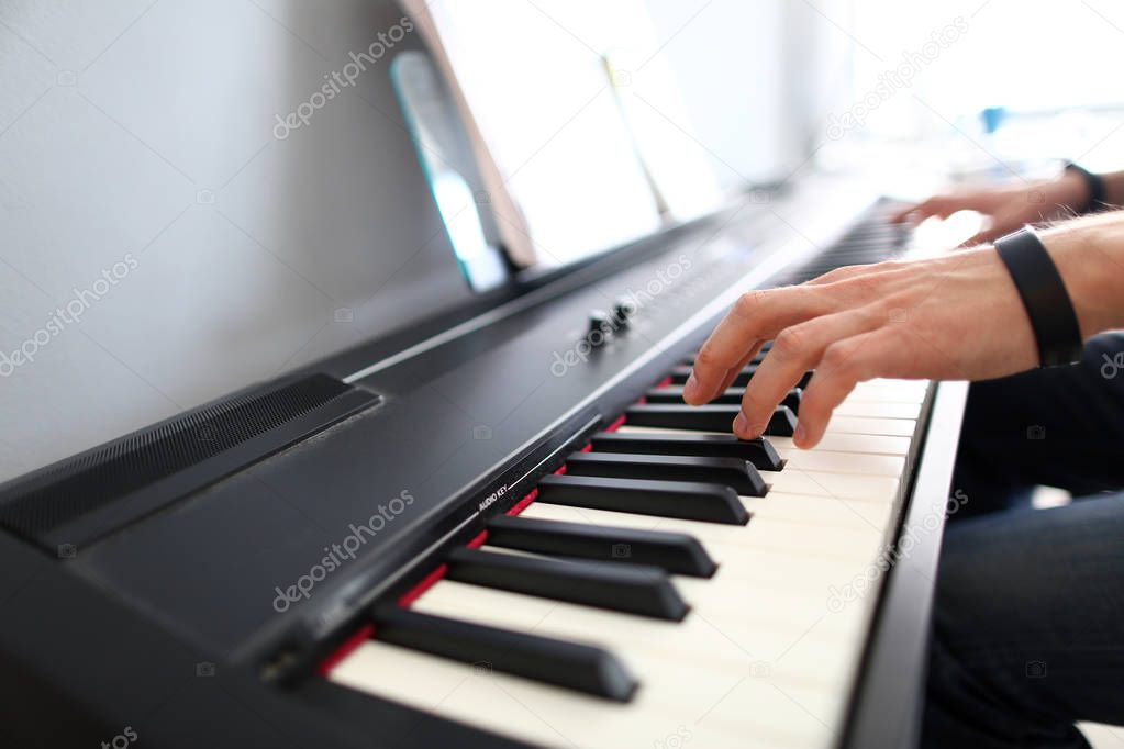Maestro collaboratore al pianoforte con spartito aperto