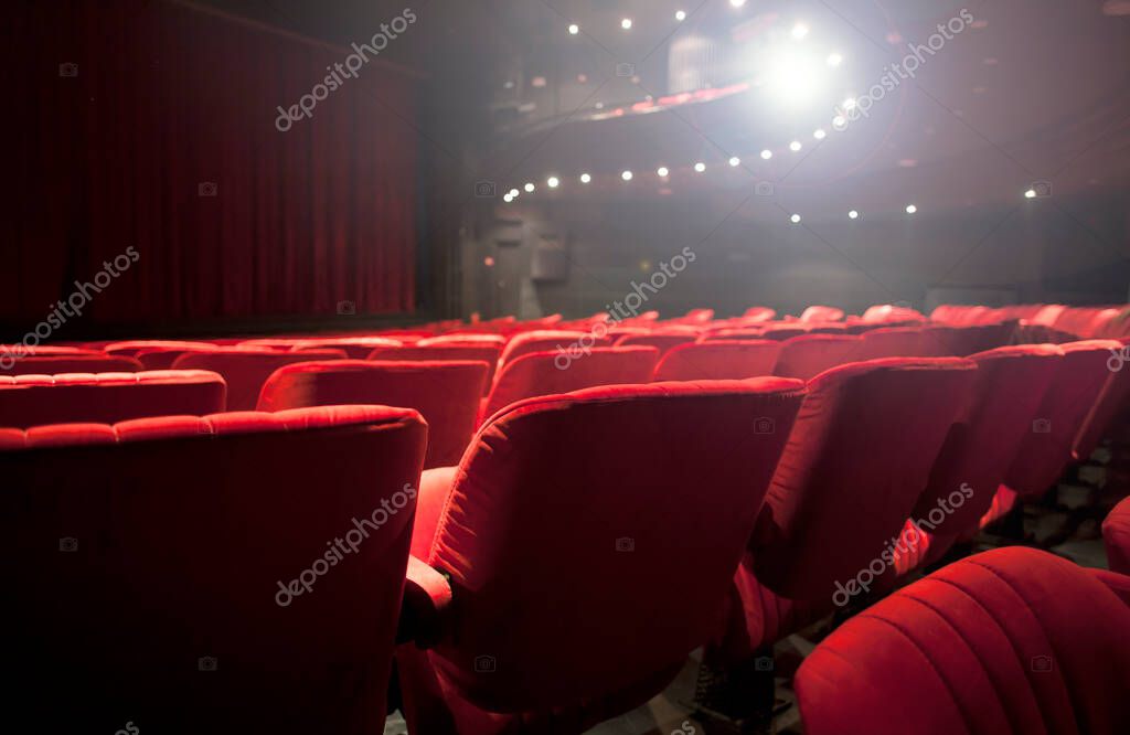 Pubblico in sala che applaude al termine del concerto