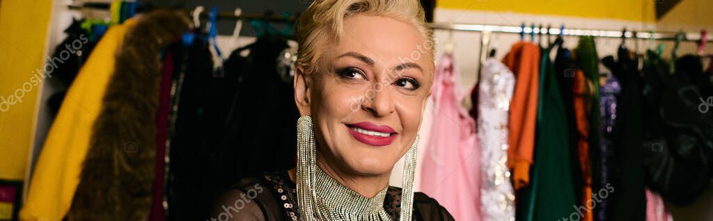Artisti nel backstage mentre si preparano per l’esibizione