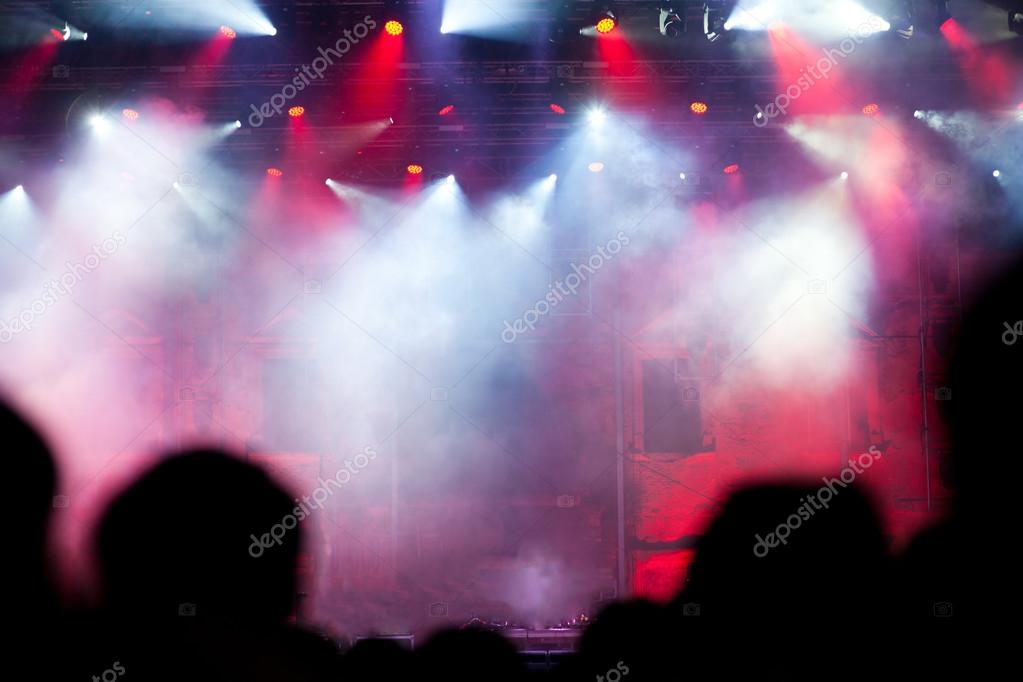 Palco del festival illuminato con luci colorate al tramonto