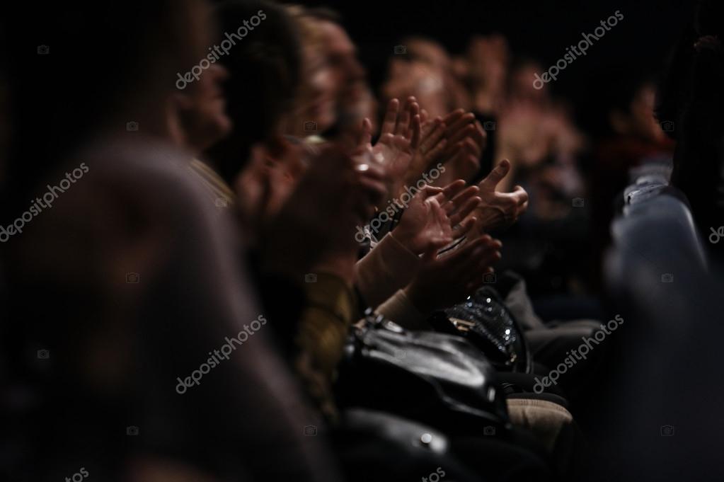 Sala da concerto con il pubblico in piedi per l’applauso finale