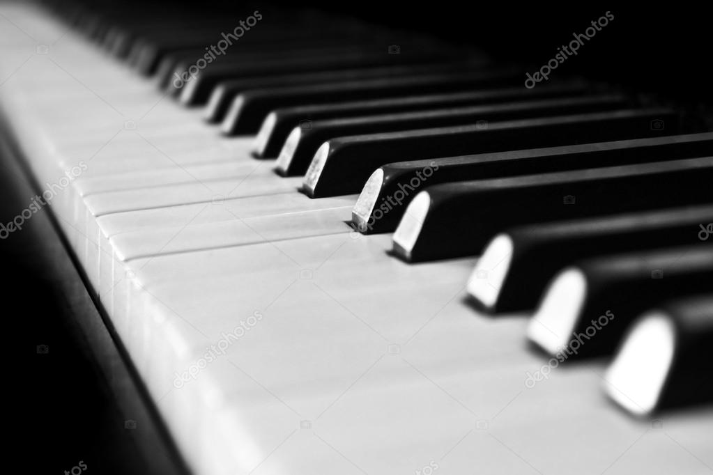 Pianista solista al centro del palco illuminato