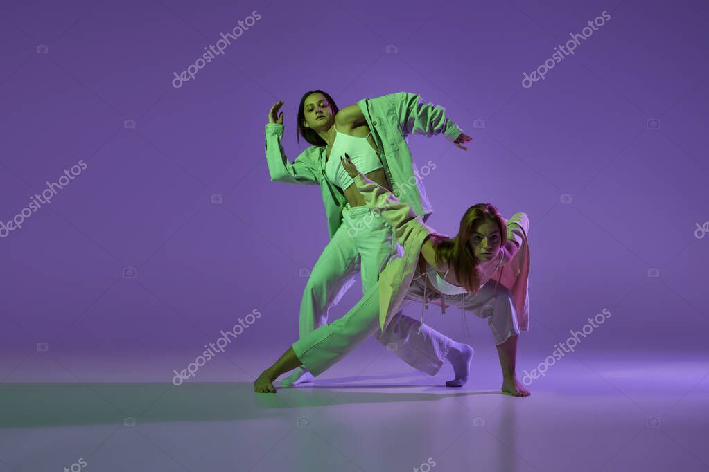 Performance contemporanea con luci e strumenti non convenzionali