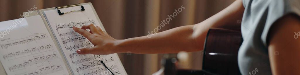Partiture su leggii durante una prova di ensemble