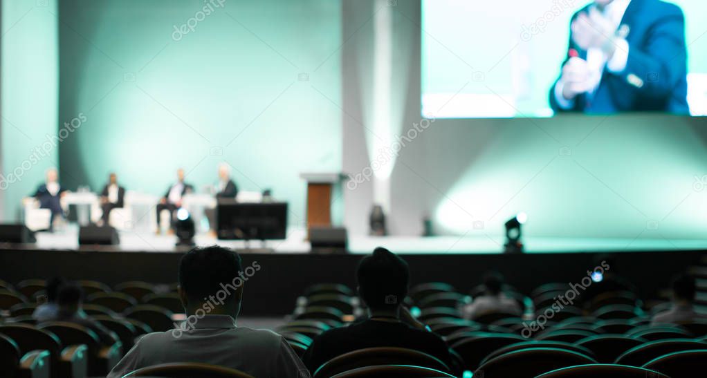 Tavola rotonda con relatori e pubblico in sala